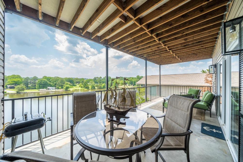 Natalie's Nook, Lake Hideaway near Downtown Fun!
